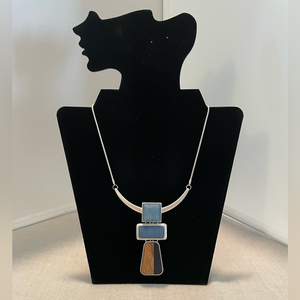 Elegant Blue and Silver Pendant Necklace